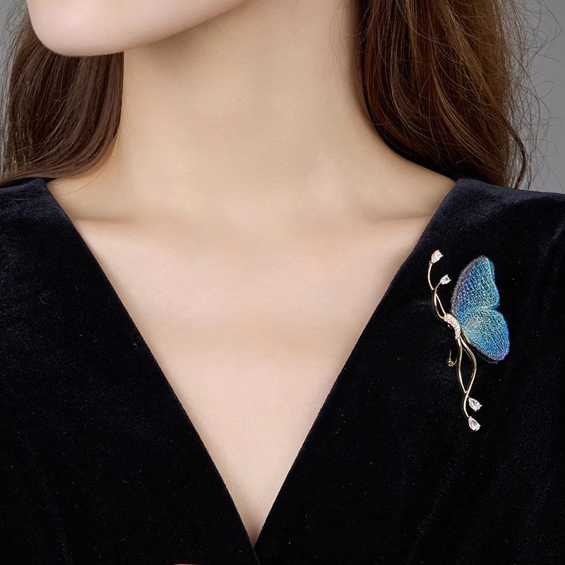 Broche papillon initiale bleue - Embroidery Initials Designs avis et prix